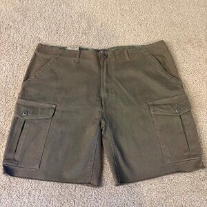 St Johns Bay Mens Cargo Shorts Size 44 Olive green Khaki classic fit